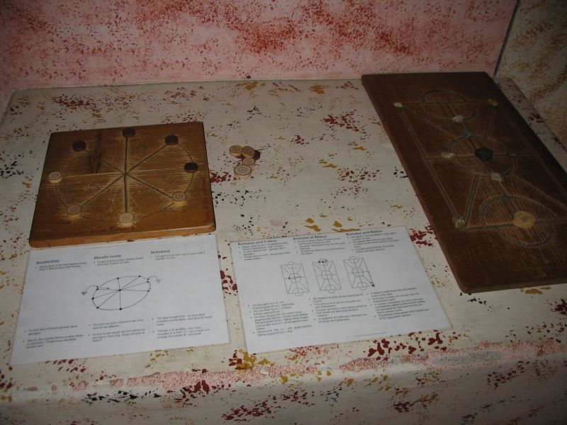 Maison romaine. jeu de marelle dans le triclinium(3).jpg